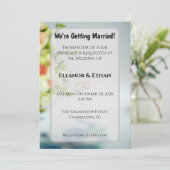 Modern Gold Rings & Floral Border Engagement Einladung (Stehend Vorderseite)