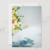 Modern Gold Rings & Floral Border Engagement Einladung (Rückseite)