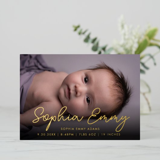 Modern Gold Script Baby Birth Announctions Card Folieneinladung (Stehend vorne)