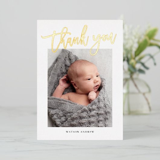 Modern Gold Script Foto Baby Vielen Dank Folieneinladung (Stehend vorne)