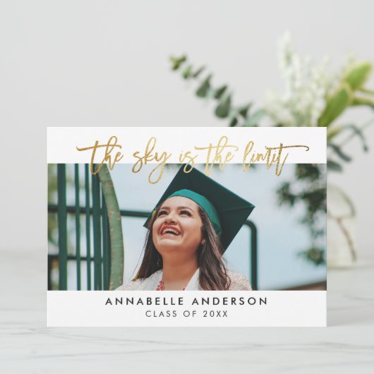Modern Gold Script Sky ist der Limit Abschluss Einladung (Stehend Vorderseite)
