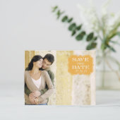 Modern Gold Swirl Label Save the Date Fotokarte Ankündigungspostkarte (Stehend Vorderseite)