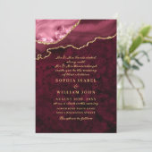 Modern Golden Burgund Marble Agate Wedding Einladung (Stehend Vorderseite)