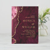 Modern Golden Burgund Marble Agate Wedding Einladung (Stehend Vorderseite)