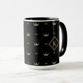 Modern Golden Crown Pattern Monogram Initial Black Tasse (VorderseiteRechts)