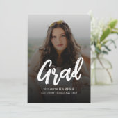 Modern Grad Brush Script Photo Graduation Einladung (Stehend Vorderseite)