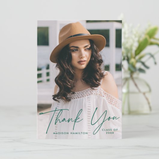 Modern Graduate Green Script Foto Graduation Dankeskarte (Stehend Vorderseite)