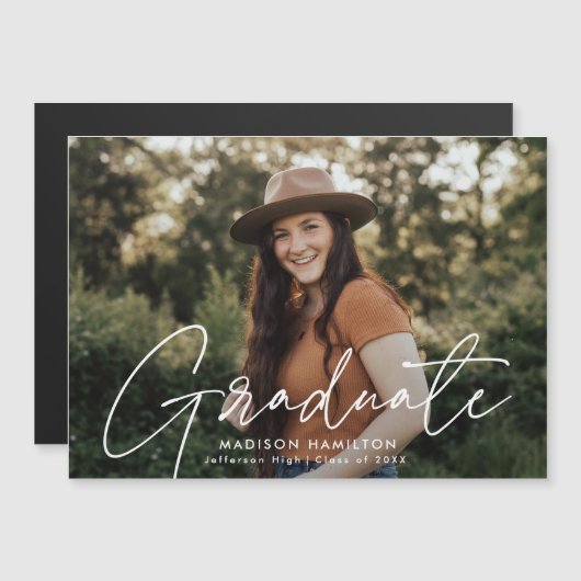 Modern Graduate White Script Foto Magneteinladung (Vorne/Hinten)