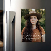 Modern Graduate White Script Foto Magneteinladung