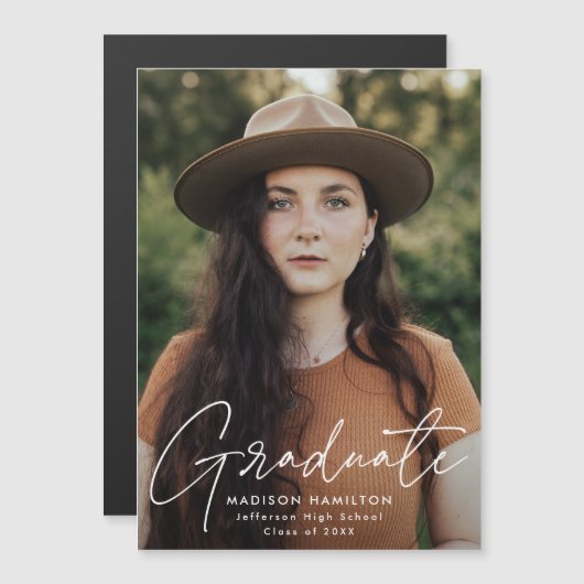 Modern Graduate White Script Foto Magneteinladung (Vorne/Hinten)