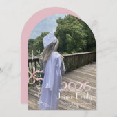 Modern Graduation 2026 Pink Bow Photo Einladung (Vorne/Hinten)