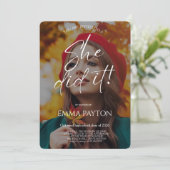 Modern Graduation Celebration  Einladung (Stehend Vorderseite)