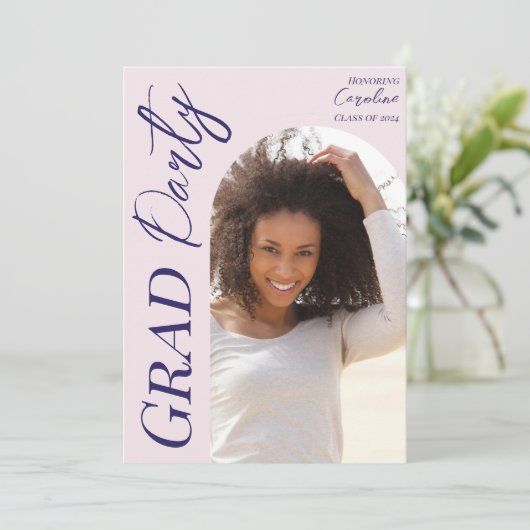 Modern Graduation Party 2025 Script Arch Foto Einladung (Stehend Vorderseite)