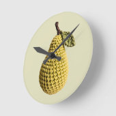 Modern Granny Yellow Green Crochet Birne Frucht Runde Wanduhr (Winkel)