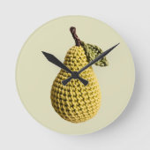 Modern Granny Yellow Green Crochet Birne Frucht Runde Wanduhr (Vorderseite)