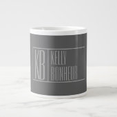 Modern, grau auf dunkelgrau, Initials & Name Logo Jumbo-Tasse (Vorderseite)