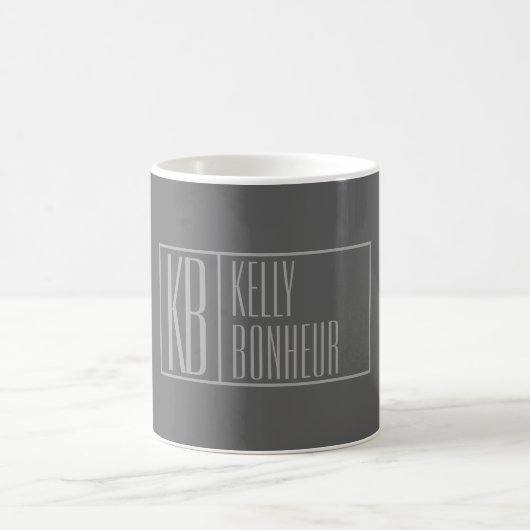 Modern, grau auf dunkelgrau, Initials & Name Logo Kaffeetasse (Mittel)