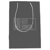 Modern, grau auf dunkelgrau, Initials & Name Logo Mittlere Geschenktüte (Vorderseite)