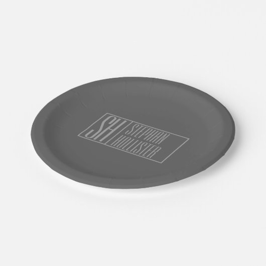 Modern, grau auf dunkelgrau, Initials & Name Logo Pappteller (Schrägansicht)