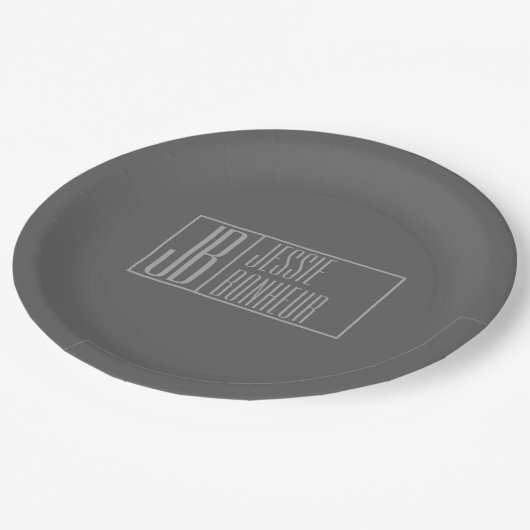 Modern, grau auf dunkelgrau, Initials & Name Logo Pappteller (Schrägansicht)