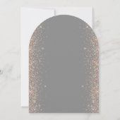 Modern Gray Peach Glitter Arch Wedding Einladung (Rückseite)