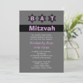 Modern Gray & Pink Bat Mitzvah Stars Hebräischer N Einladung (Stehend Vorderseite)