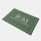Modern Green Botanical Monogram Door Mat Fußmatte (Schrägansicht)