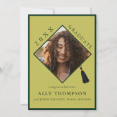 Modern Green Graduation Cap Photo Announcement Einladung (Vorderseite)