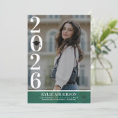 Modern Green Graduation Cap Senior Photo Einladung (Stehend Vorderseite)