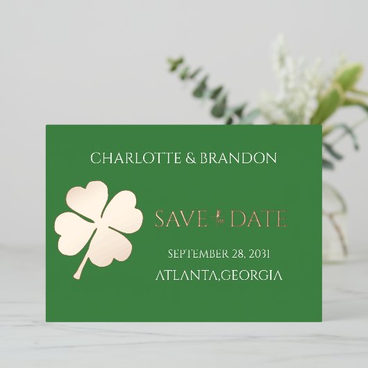 Modern Green Irish Vierblättriges Kleeblatt Save t Folieneinladung (Stehend vorne)
