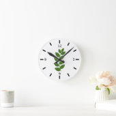 Modern Green Laurel Plant Leaves on White Runde Wanduhr (Zuhause)