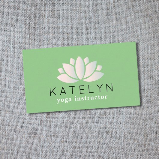 Modern Green Pastel Lotus Icon Yoga Instructor Visitenkarte