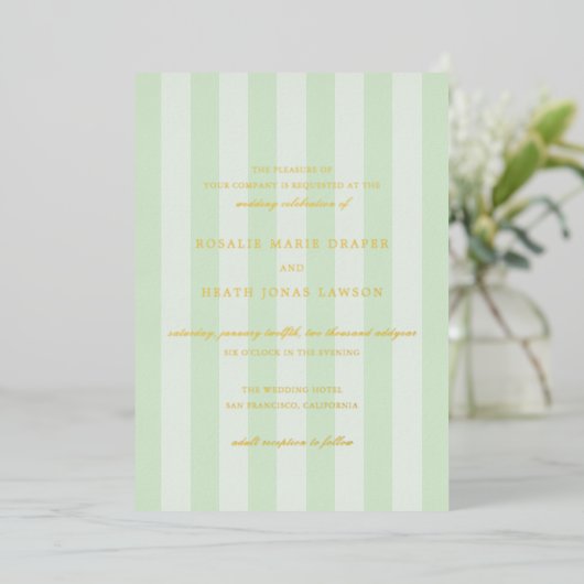 Modern Green Stripes Elegant Wedding Folieneinladung (Stehend vorne)