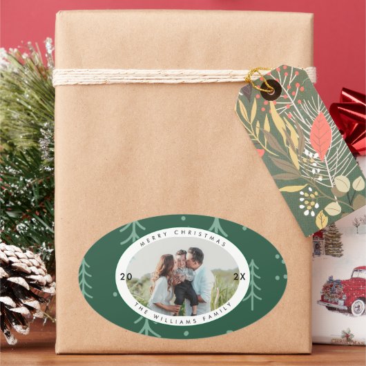 Modern Green Tree Family Photo Holiday Ovaler Aufkleber (Feiertag)