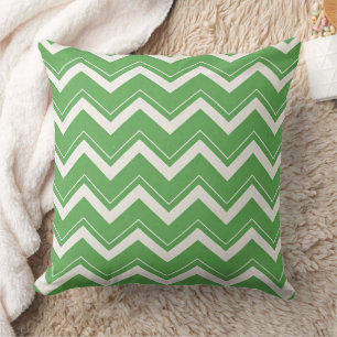 Modern grünes Chevron-Muster St. Patrick's Day Kissen