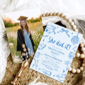 Modern Hand Drawn She did it Blue Graduation Party Einladung