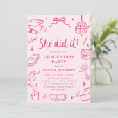 Modern Hand Drawn She did it Pink Graduation Party Einladung (Stehend Vorderseite)