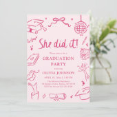 Modern Hand Drawn She did it Pink Graduation Party Einladung (Stehend Vorderseite)