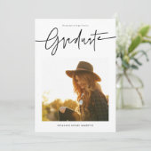 Modern Hand Lettered Graduation Announcement Card Einladung (Stehend Vorderseite)