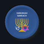 Modern HANUKKAH SAMEACH Pappteller<br><div class="desc">Moderne, stilvolle HANUKKAH Papier-Teller, entworfen mit Imitaten vergoldeten Menorah, farbenfrohen Star of David und White dreidel plus CUSTOMIZABLE GREETING - HANUKKAH SAMEACH, so können Sie Ihren eigenen Gruß, z. Happy Chanukah, fügen Sie Ihren Namen, etc. Ideal für die Hanukah-Saison. Wählen Sie aus einem breiten Bereich von Hanukkah-Kleidung und Geschenken, die...</div>