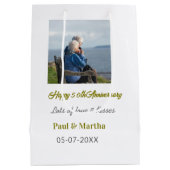 Modern happy 50th anniversary add name date photo mittlere geschenktüte (Rückseite)
