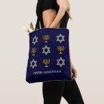 Modern HAPPY HANUKKAH Tasche<br><div class="desc">Moderne HAPPY HANUKKAH Tasche mit KUNSTBAR Text, mit den Imitaten Gold und Silber STAR OF DAVID und MENORAH. Text liest HAPPY HANUKKAH mit einem Platzhalter und ist KUNSTBAR, sodass Sie ihn PERSONALISIEREN können, indem Sie Ihren Namen oder einen anderen Text hinzufügen. Ideal für hanukkah Feiern, und mit der Anpassung kann...</div>