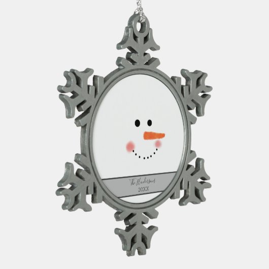Modern Happy Snowman Face Family Name Custom Schneeflocken Zinn-Ornament (Links)
