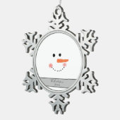 Modern Happy Snowman Face Family Name Custom Schneeflocken Zinn-Ornament (Rechts)