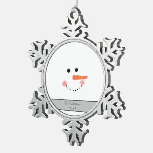 Modern Happy Snowman Face Family Name Custom Schneeflocken Zinn-Ornament (Rechts)