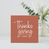 Modern Happy Thanksgiving Brush Script Foto Einladung (Stehend Vorderseite)
