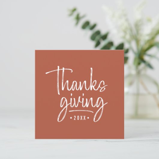 Modern Happy Thanksgiving Brush Script Foto Einladung (Stehend Vorderseite)