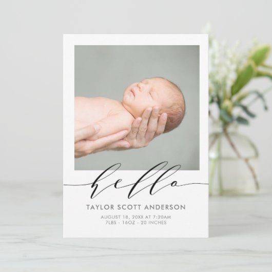 Modern Hello Script Foto Birth Announccard Einladung (Stehend Vorderseite)