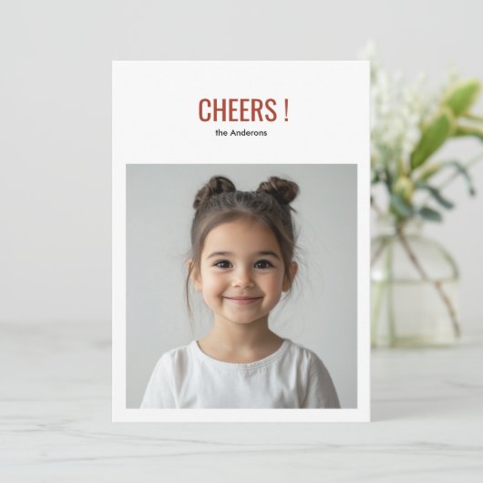 Modern Holiday Foto Card | Red Cheers Einladung (Stehend Vorderseite)