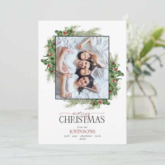 Modern Holly Berry Greenery Frohe Weihnachten Foto (Stehend Vorderseite)